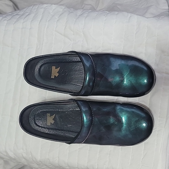 Dansko Clogs Women's Size 10.5 to 11 Metallic Green - Picture 1 of 7